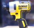 Máy vặn vít dùng pin Dewalt DCF787D2